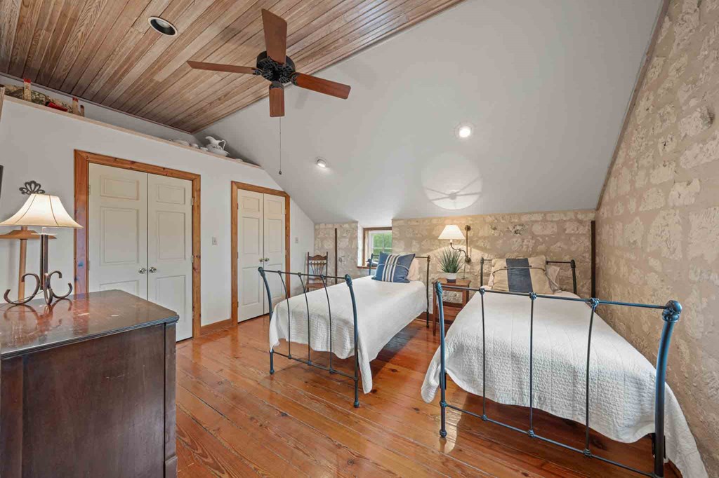 6754 North Grape Creek Road Fredericksburg, TX 78624 - Photo 22 of 47 a living room with furniture