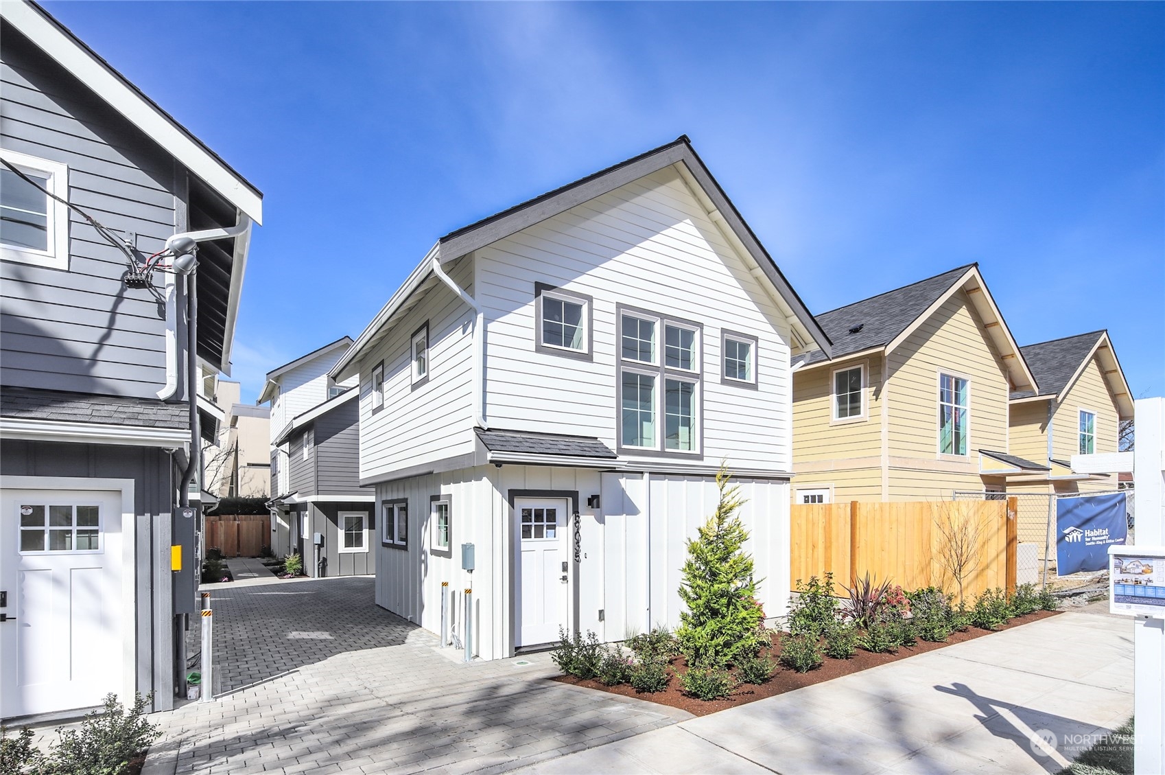 a view of a yard in front of house