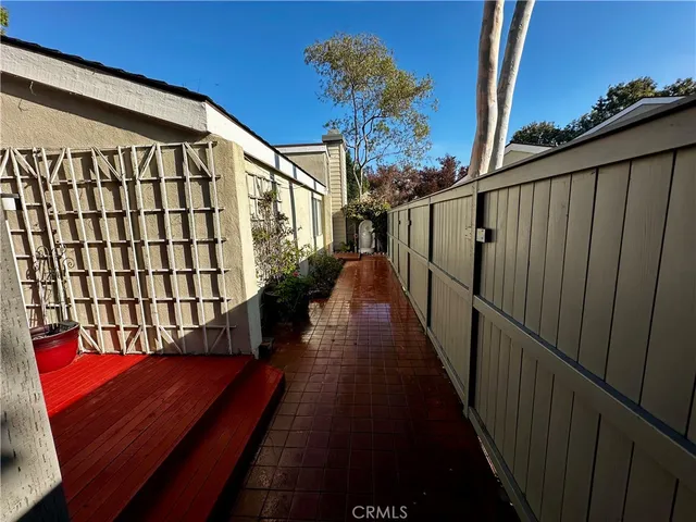 a view of a backyard