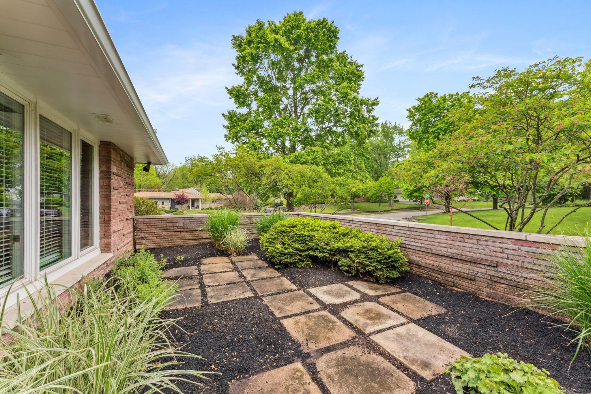 2579 Middlesex Road Upper Arlington, OH 43220 - Photo 55 of 92 Front Patio