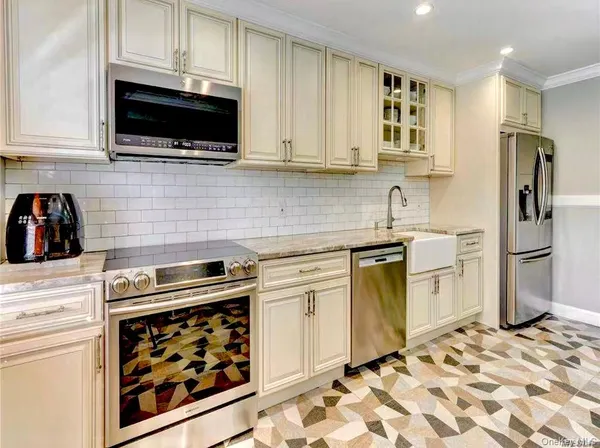 $899,000 | 15 Manors Drive, Jericho, NY 11753