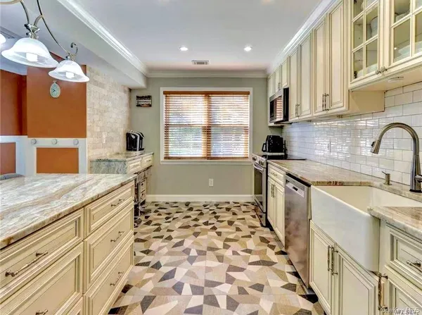 $899,000 | 15 Manors Drive, Jericho, NY 11753
