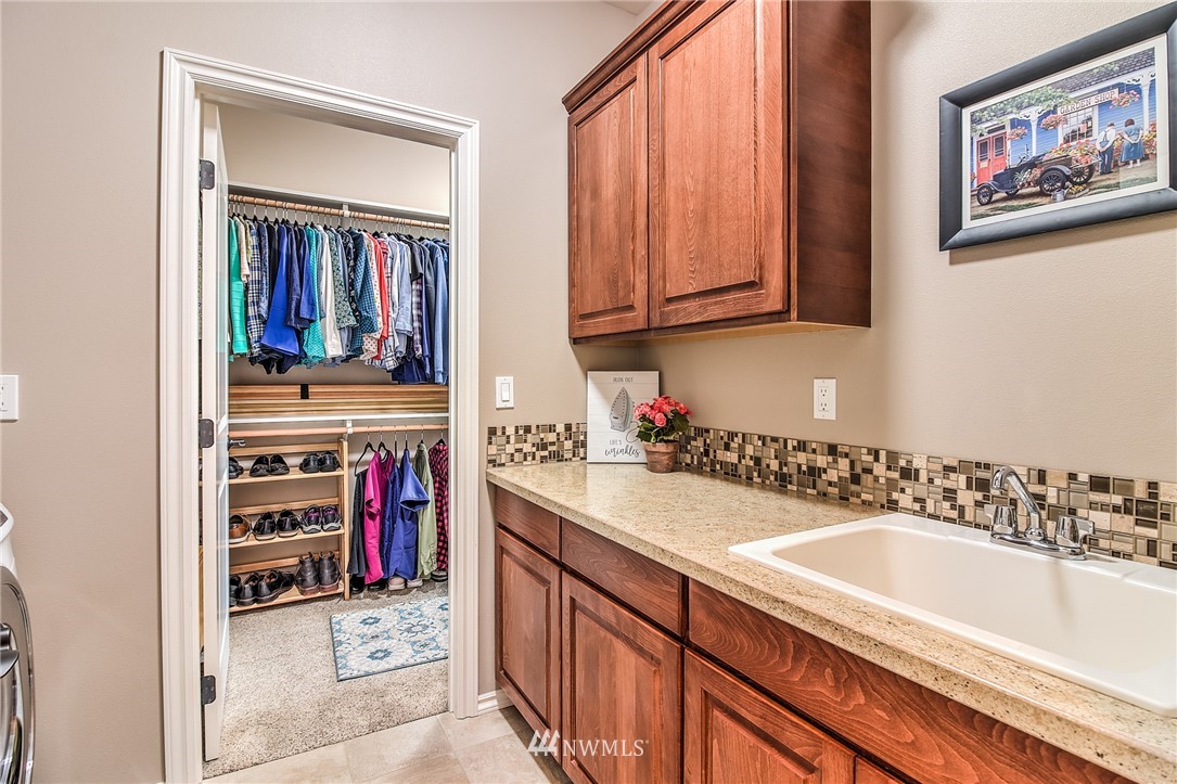 5904 Crestfields Road Yakima, WA 98903 - Photo 26 of 39 a bathroom with a sink and a mirror