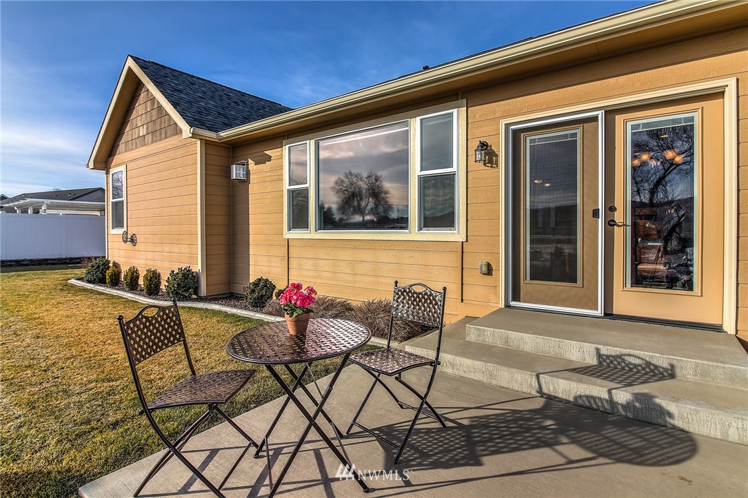 5904 Crestfields Road Yakima, WA 98903 - Photo 5 of 39 a view of a house with backyard and sitting area