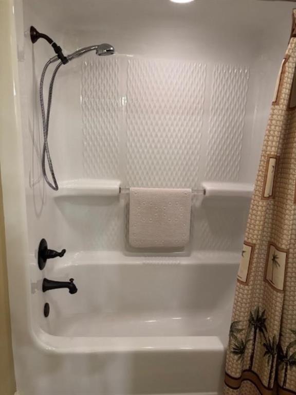 351 Shoals Lane Clarkesville, GA 30523 - Photo 19 of 38 a bathroom with a bathtub