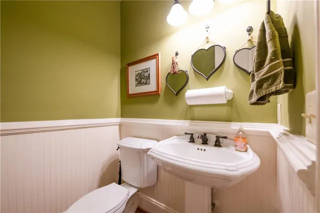 a view of a livingroom with furniture