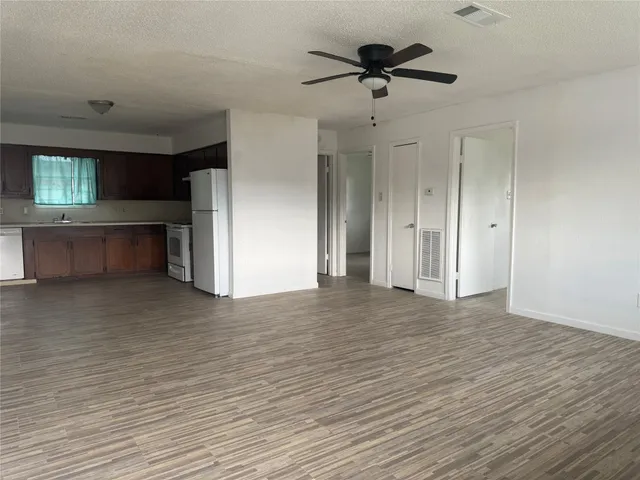 $200,000 | 612 County Road 157, Alvin, TX 77511