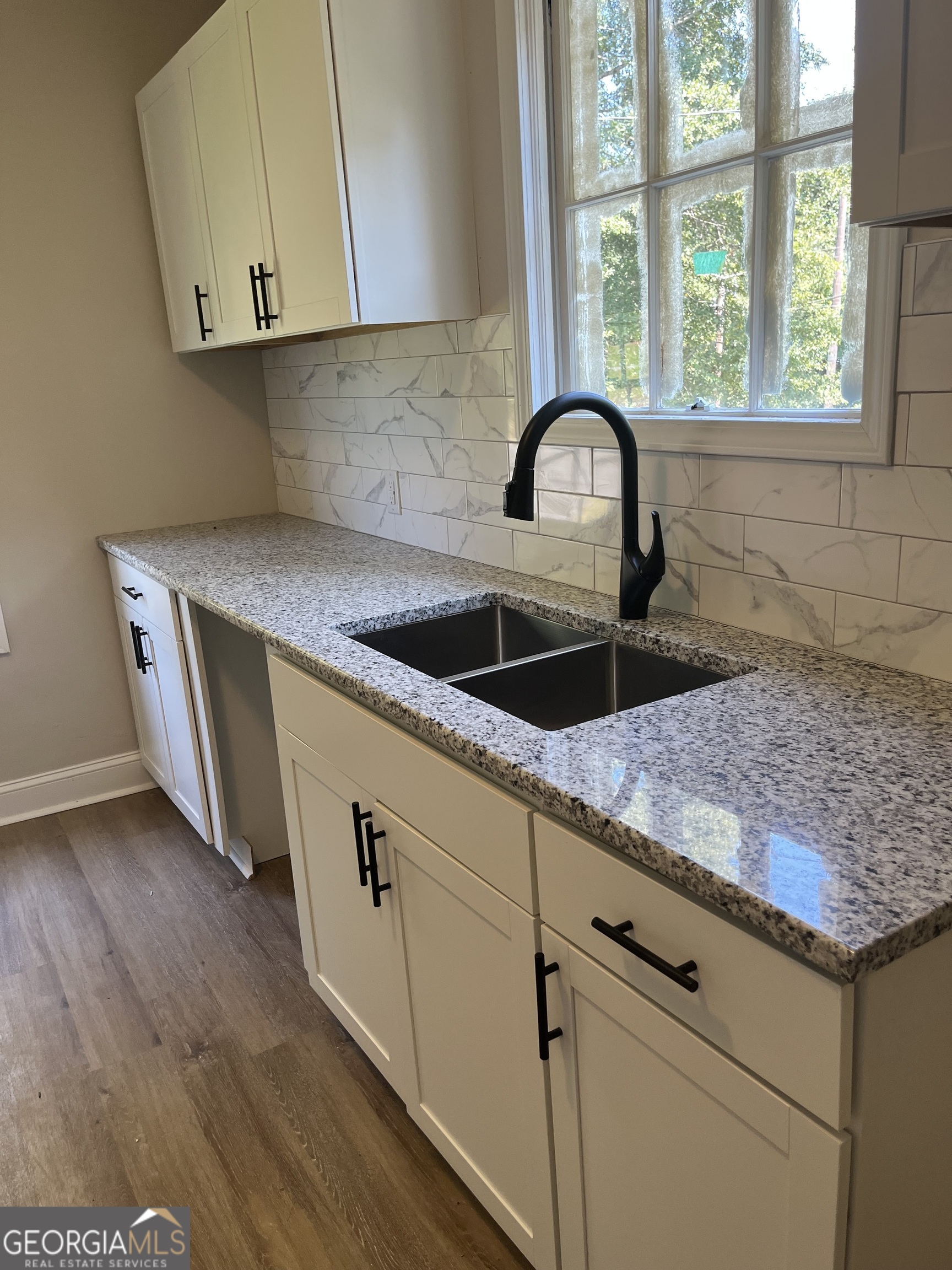 802 J D Parham Drive Manchester, GA 31816 - Photo 10 of 17 a kitchen with granite countertop a sink and a stove