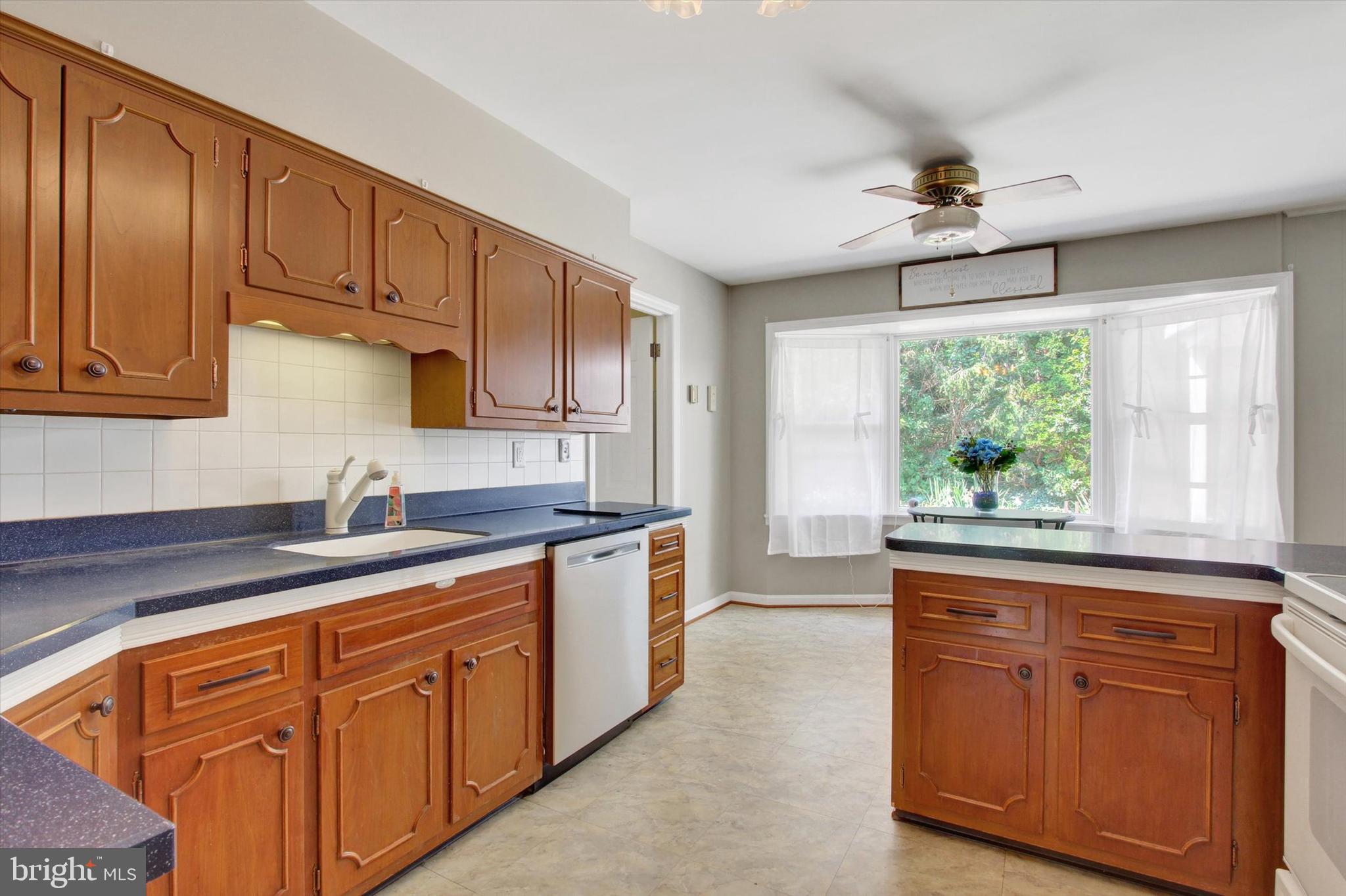 912 Uniontown Road Westminster, MD 21158 - Photo 12 of 33 Kitchen