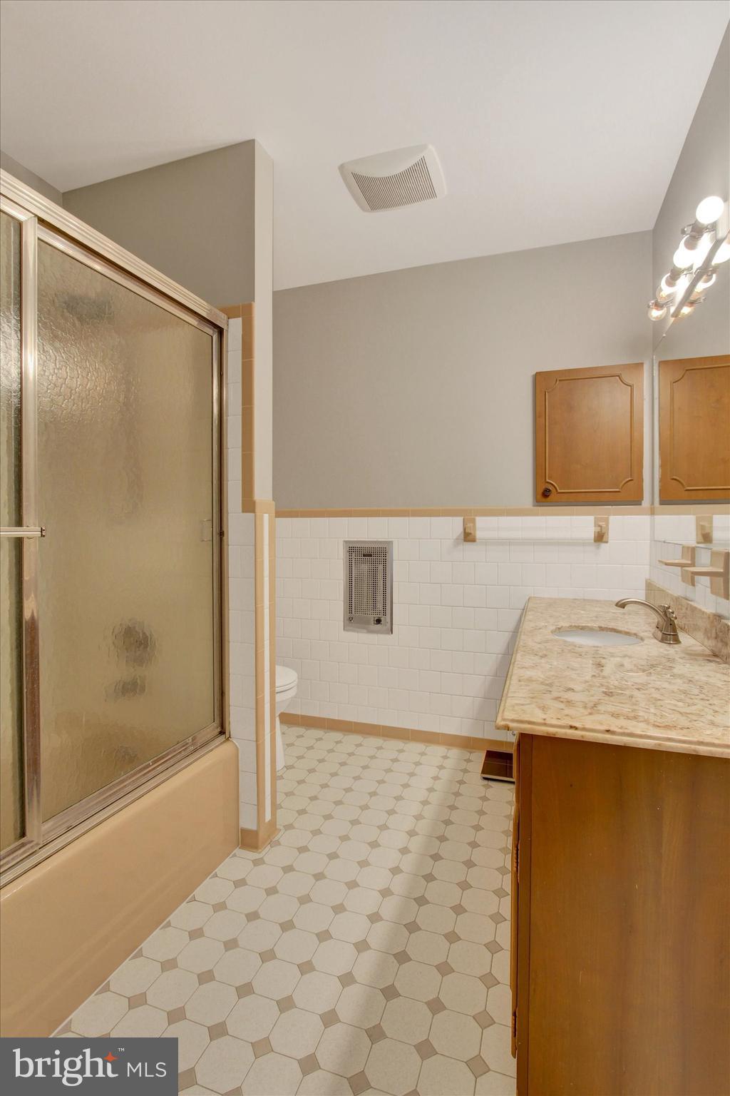 912 Uniontown Road Westminster, MD 21158 - Photo 24 of 33 Hall Bathroom