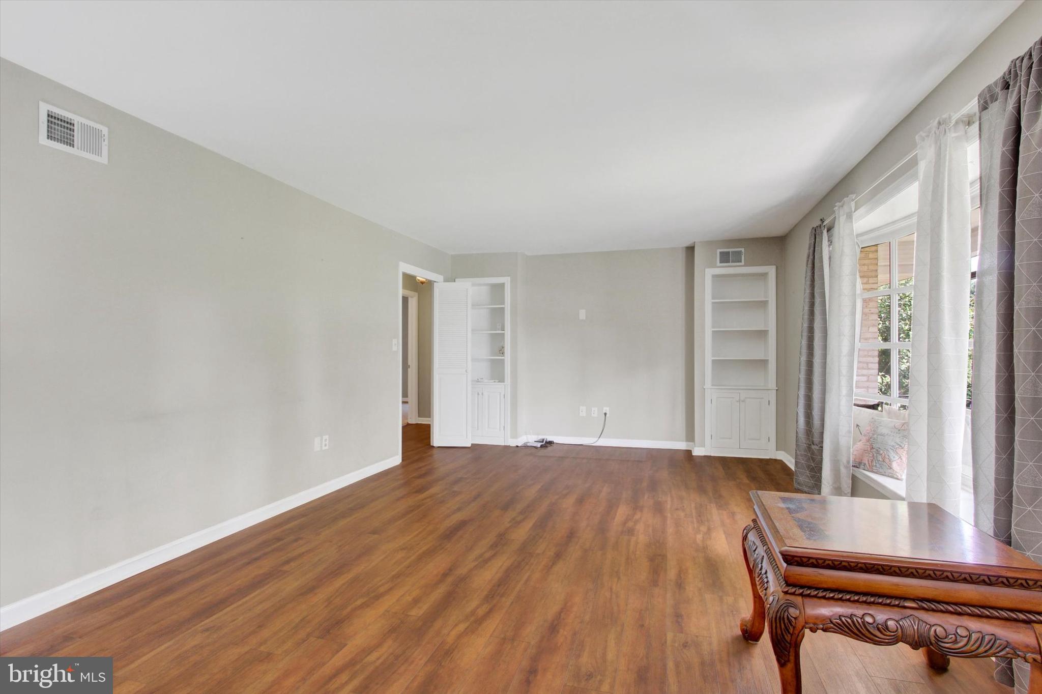 912 Uniontown Road Westminster, MD 21158 - Photo 3 of 33 Living Room