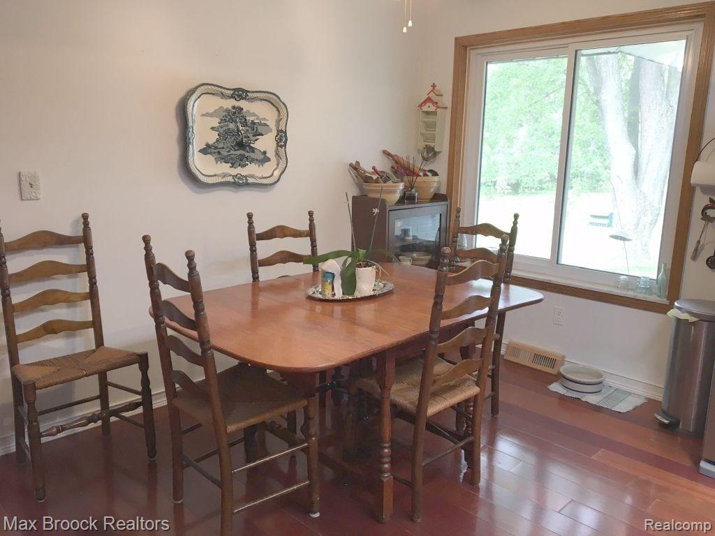 9895 Rattalee Lake Road Clarkston, MI 48348 - Photo 7 of 34 Breakfast area within the kitchen over looking the front entrance.