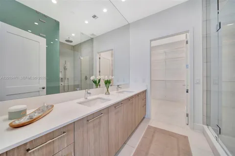 $2,000,000 | 153 North Seabreeze Boulevard, Unit 403, Fort Lauderdale, FL 33304