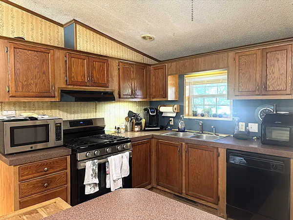 $205,500 | 11565 Sherwood Drive, Demotte, IN 46310