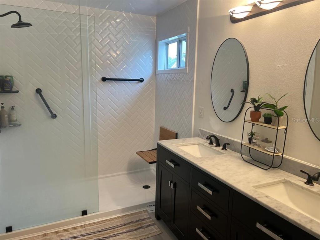 609 Prince Lane Oviedo, FL 32765 - Photo 19 of 20 a bathroom with a sink and a mirror