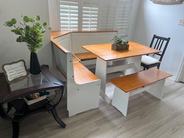 609 Prince Lane Oviedo, FL 32765 - Photo 7 of 20 a room with furniture and a potted plant