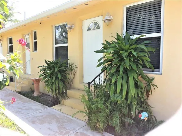 $2,300 | 1123 North 17th Avenue, Unit 1, Hollywood, FL 33020