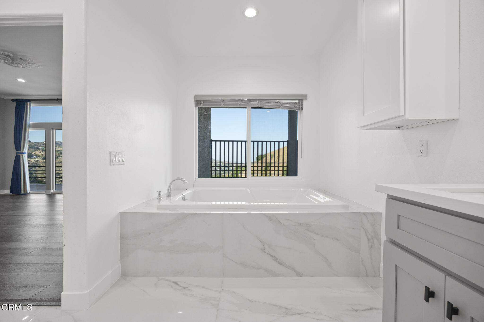 40 Saddlebow Road Bell Canyon, CA 91307 - Photo 48 of 70 a bathroom with a bathtub and a sink