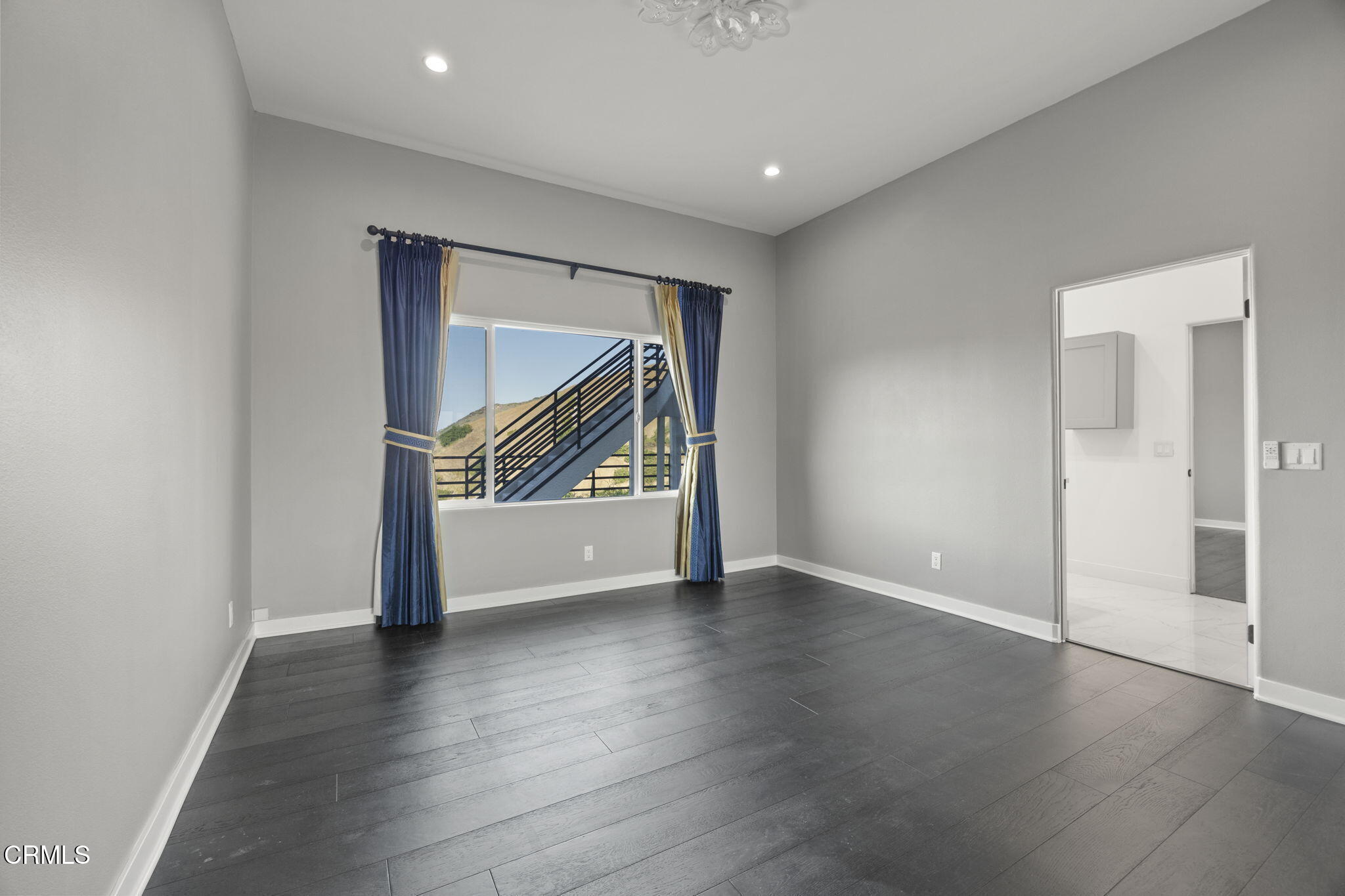 40 Saddlebow Road Bell Canyon, CA 91307 - Photo 51 of 70 an empty room with wooden floor and mirror