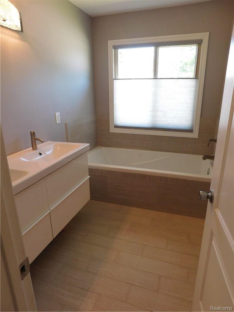 52077 Boland Road New Baltimore, MI 48047 - Photo 31 of 67 Master bath