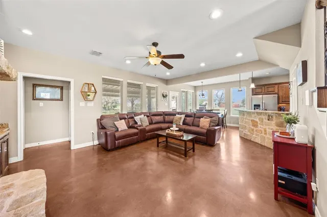 $465,000 | 160 Seven Oaks Lane, China Spring, TX 76633