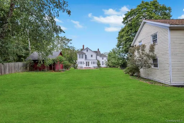 a view of a front of house with a yard