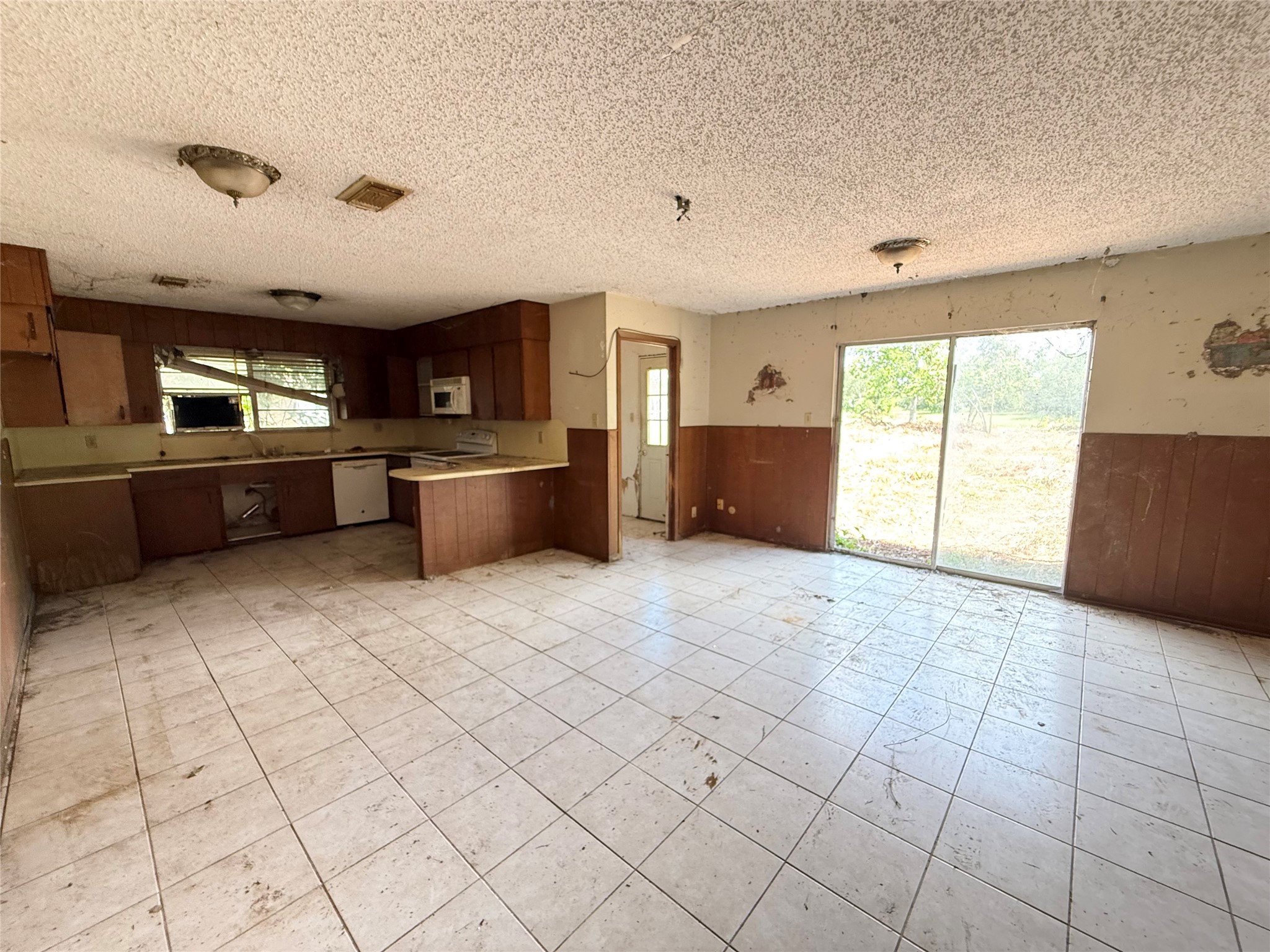 409 County Road 243 Angleton, TX 77515 - Photo 7 of 7 Open floorplan with laundry room inside and convenient to daily living.