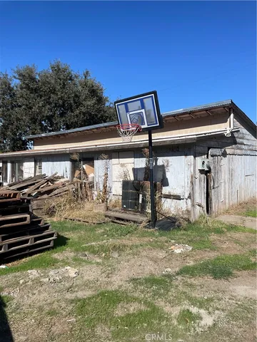 a view of a house with backyard