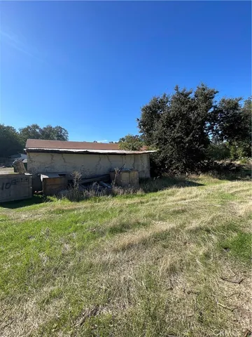 a view of a backyard
