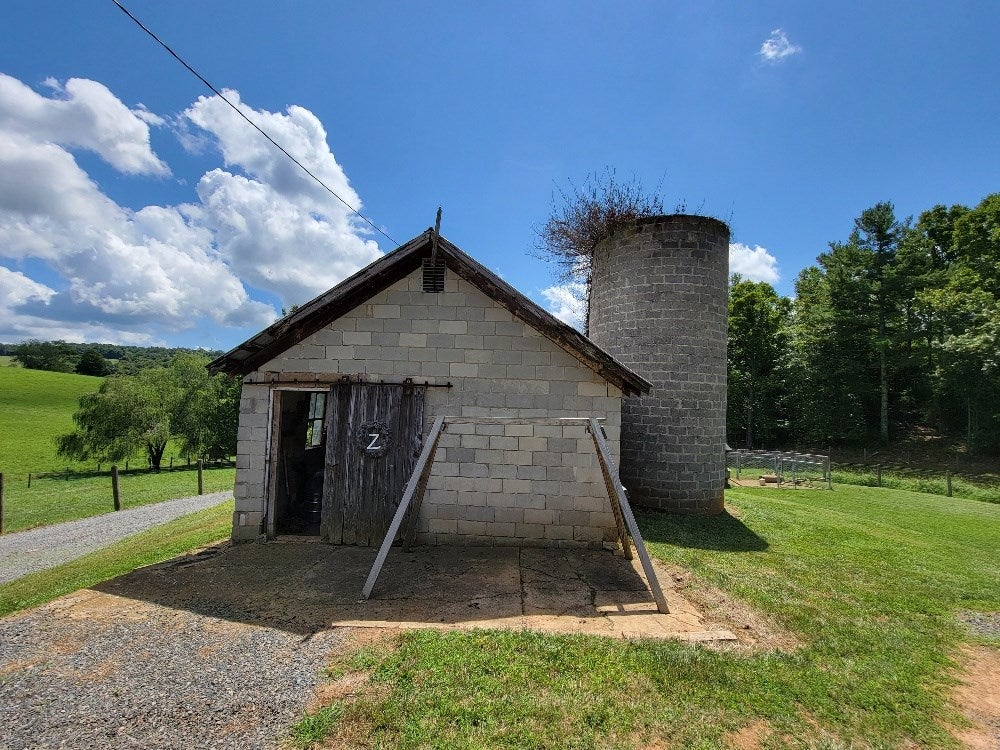 305 Rising Sun Lane Galax, VA 24333 - Photo 23 of 42 Gallery Image 23