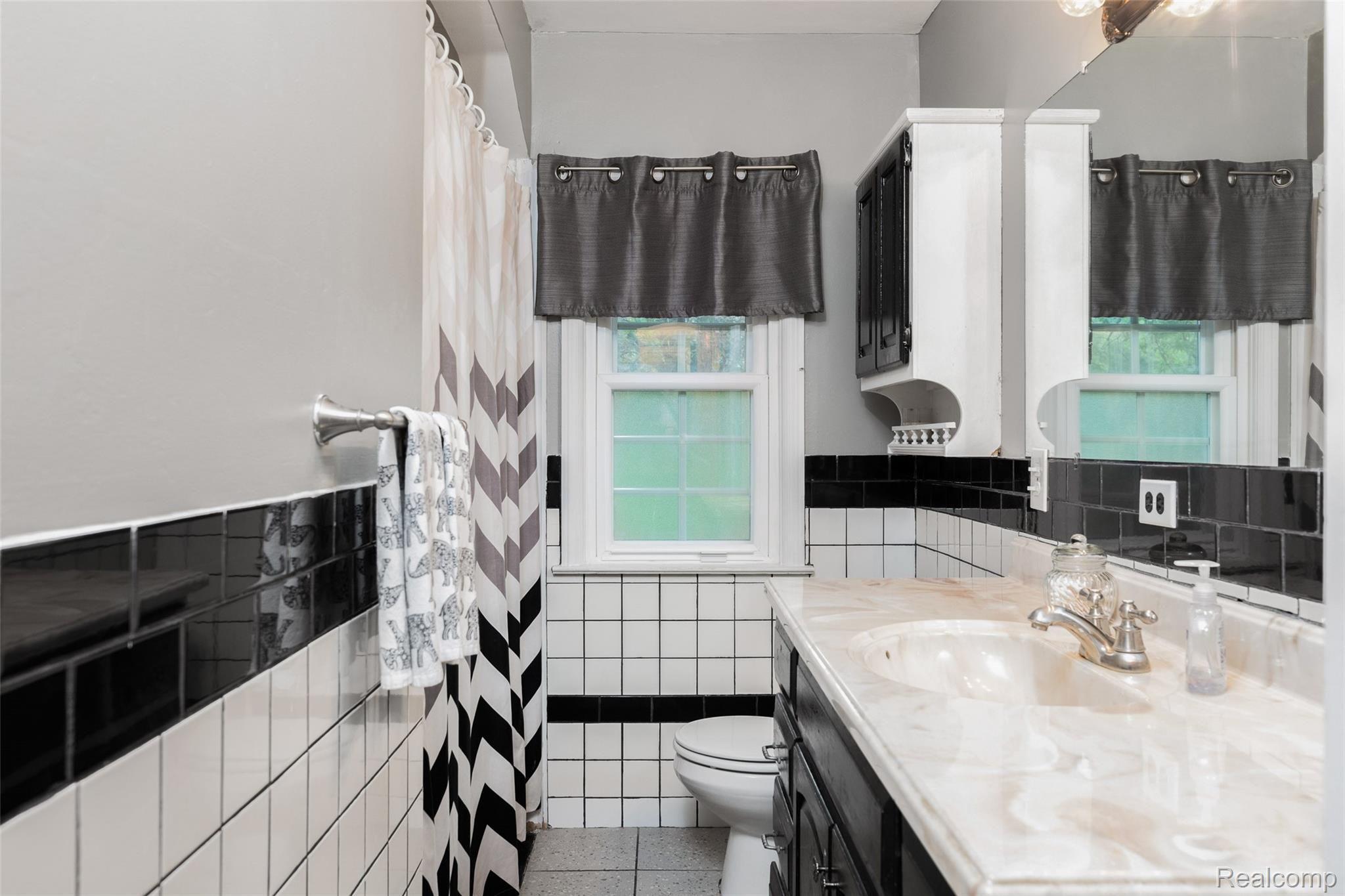 7398 Hatchery Road Waterford, MI 48327 - Photo 17 of 26 Bathroom