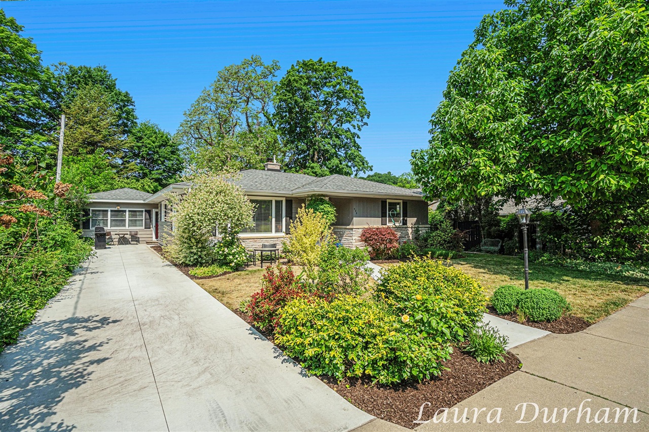 526 Butler Street Saugatuck, MI 49453 - Photo 2 of 35
