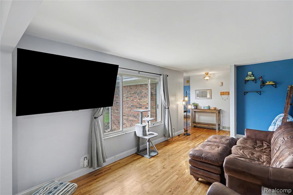 12519 Jennings Road Linden, MI 48451 - Photo 3 of 31 Gallery Image 3