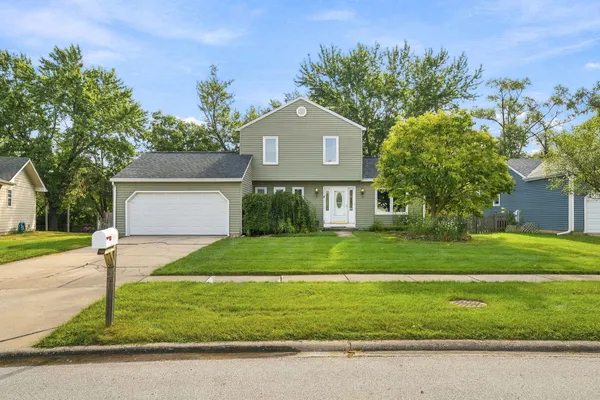 $350,000 | 3S171 Lakeview Court, Warrenville, IL 60555