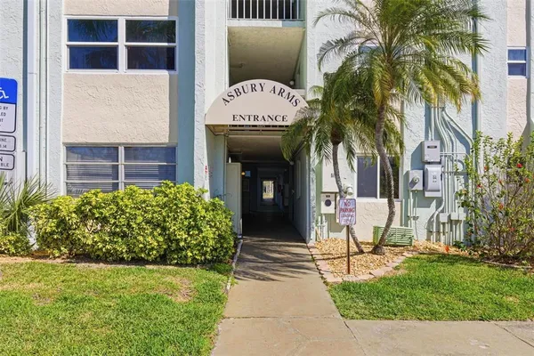 $1,700 | 801 83rd Avenue North, Unit 510, St. Petersburg, FL 33702