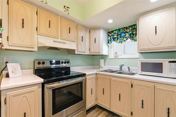 $1,700 | 801 83rd Avenue North, Unit 510, St. Petersburg, FL 33702
