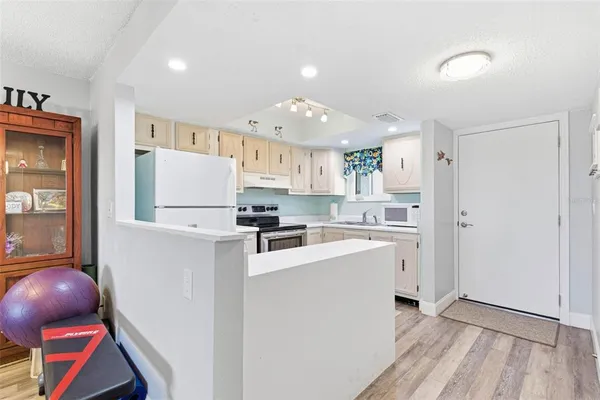 $1,700 | 801 83rd Avenue North, Unit 510, St. Petersburg, FL 33702