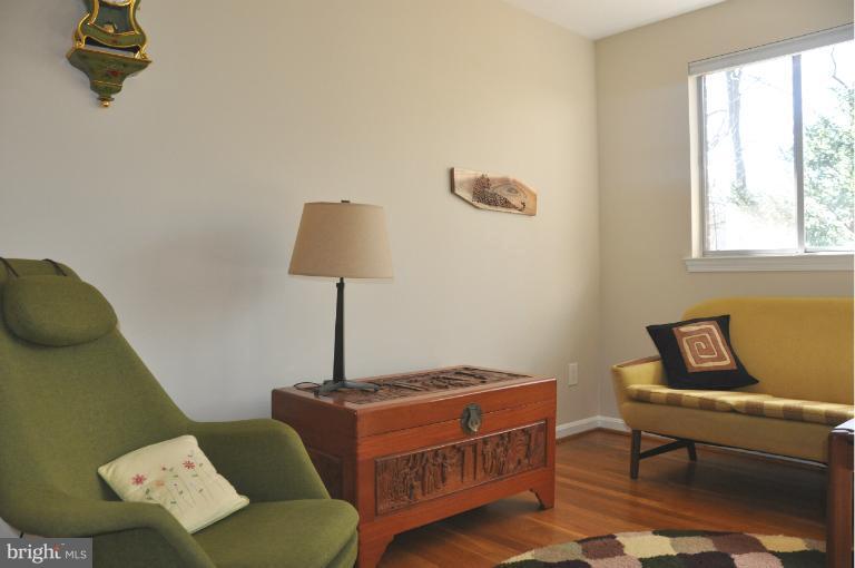 8801 Cromwell Drive Springfield, VA 22151 - Photo 10 of 25 Living Room