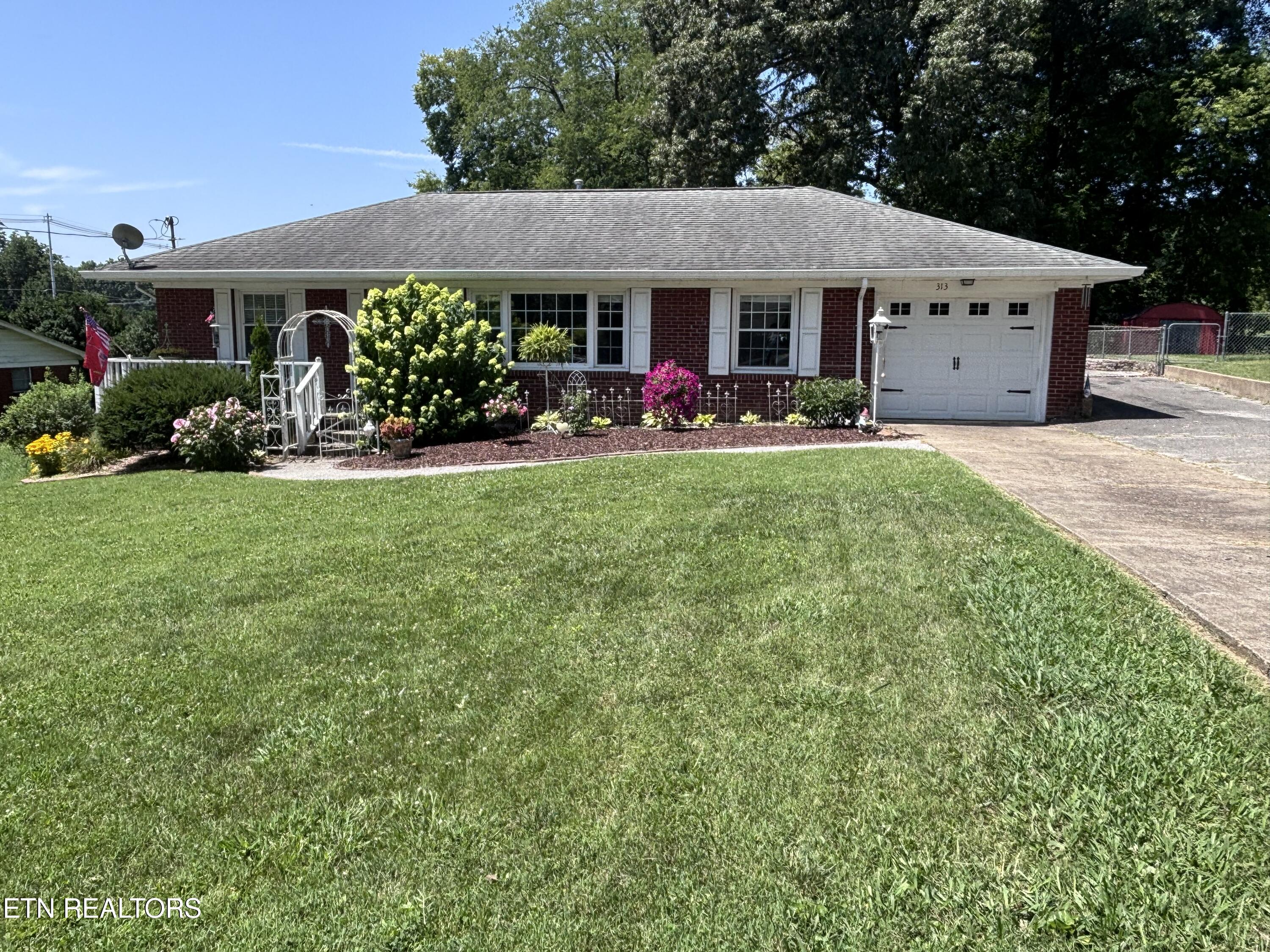 313 Cross Street Clinton, TN 37716 - Photo 1 of 5 IMG_9637