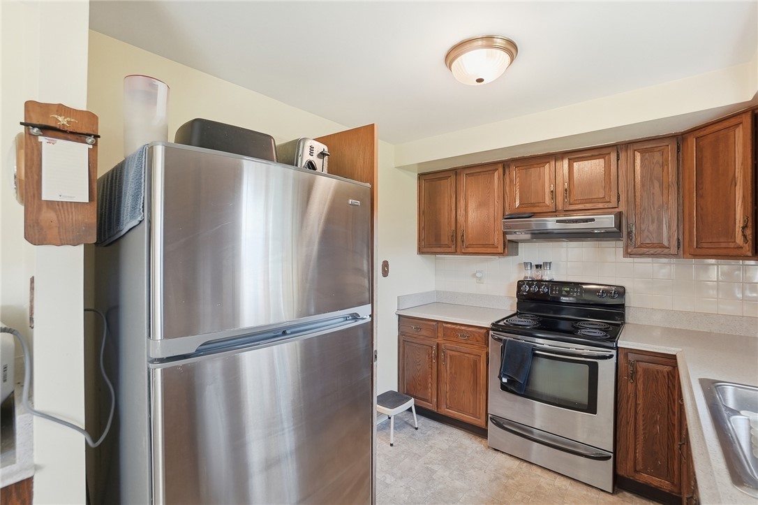 6225 Possum Run Road Bellbrook, OH 45305 - Photo 11 of 33 This functional kitchen features ample cabinetry and modern stainless steel appliances.