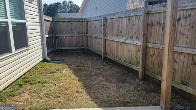 a view of a backyard