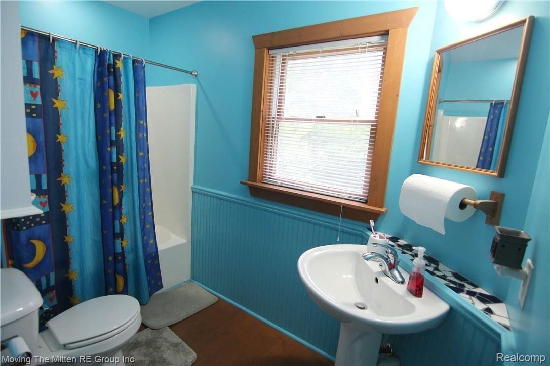 41848 Riggs Road Belleville, MI 48111 - Photo 29 of 30 Riggs Rd Upper Full Bathroom.jpg