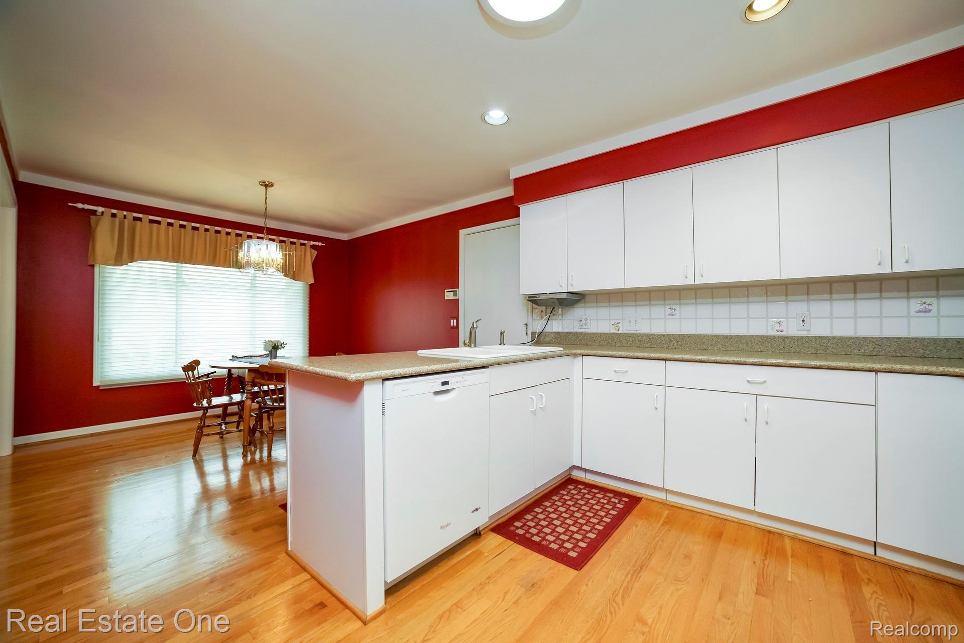 2176 London Bridge Drive, Unit 41 Rochester, MI 48307 - Photo 3 of 17 002-photo-kitchen-7598274.jpg