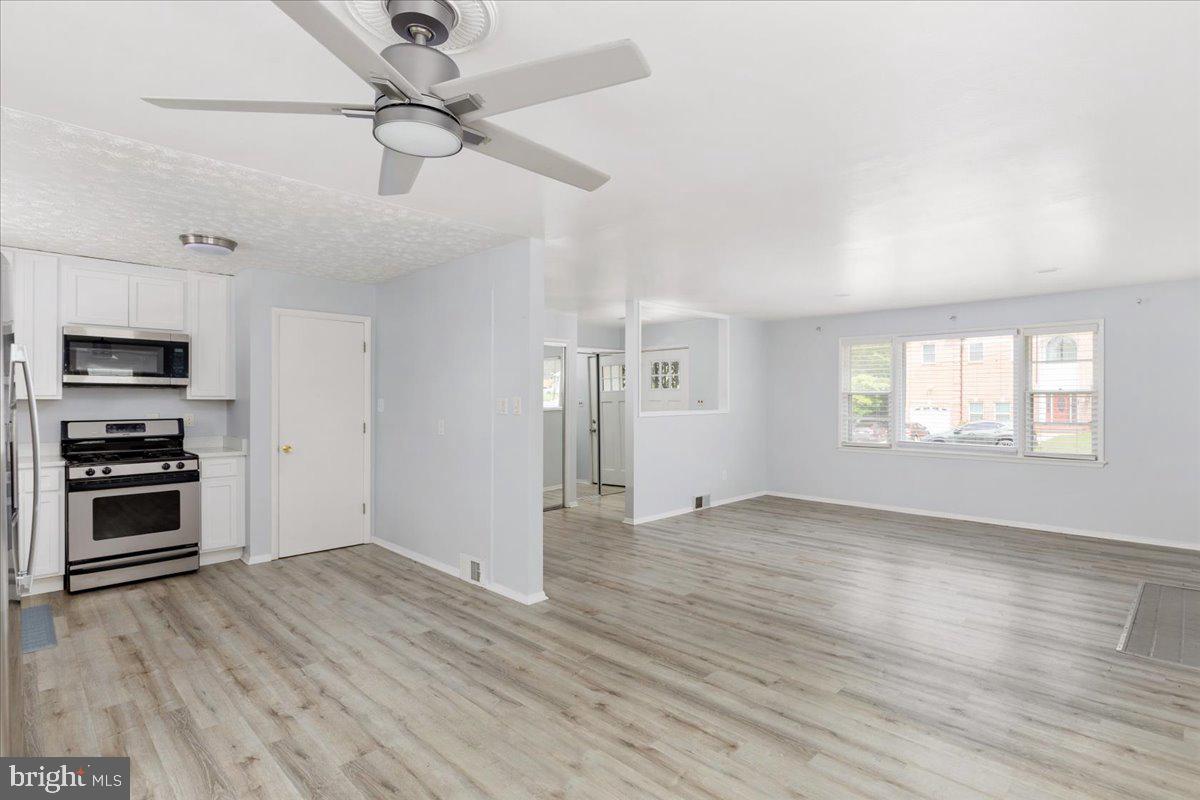 7410 Dickenson Street Springfield, VA 22150 - Photo 9 of 27 Bright and airy open living space.