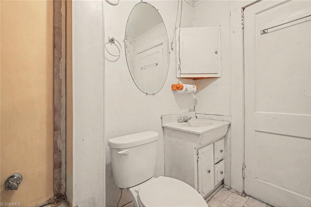 811 Cliffside Avenue High Point, NC 27260 - Photo 16 of 19 Bathroom