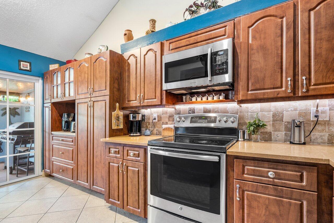 6850 Northwest 2nd Avenue, Unit 31 Boca Raton, FL 33487 - Photo 9 of 33 Tons of Cabinet Space