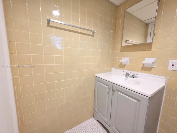 $1,600 | 1330 West 54th Street, Unit 108C, Hialeah, FL 33012