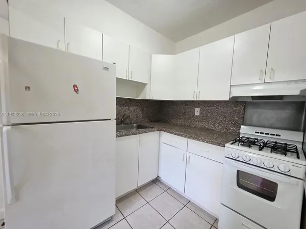 $1,600 | 1330 West 54th Street, Unit 108C, Hialeah, FL 33012