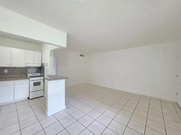 $1,600 | 1330 West 54th Street, Unit 108C, Hialeah, FL 33012