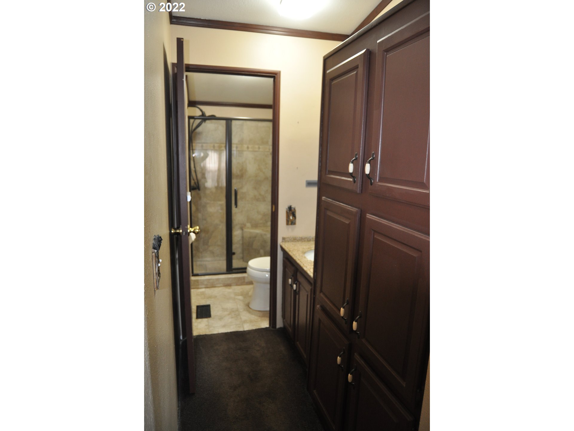 88300 Ellmaker Road Veneta, OR 97487 - Photo 9 of 13 Bathroom